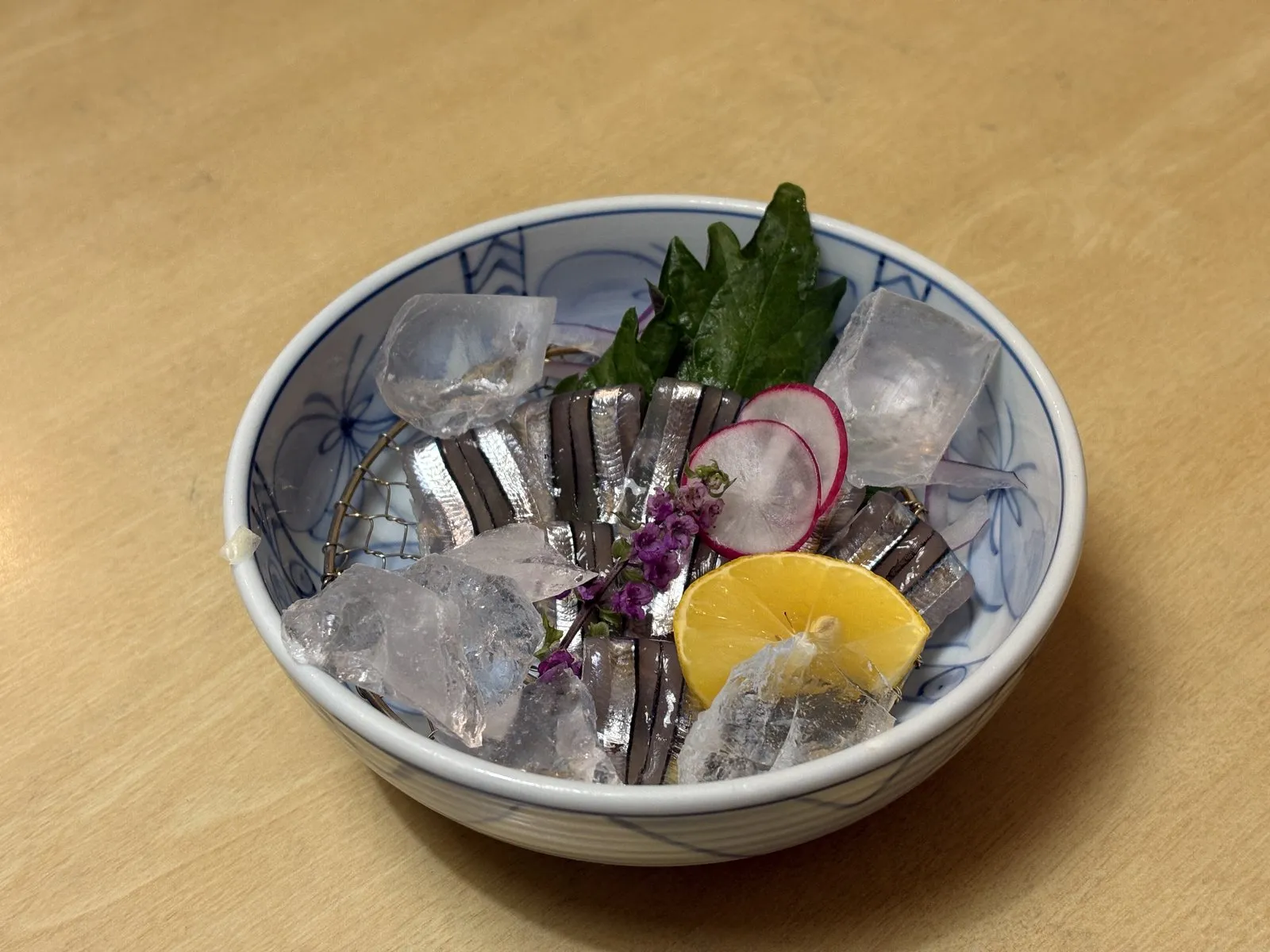 さつま味のきびなごの刺身。銀色の身が花のように並ぶ