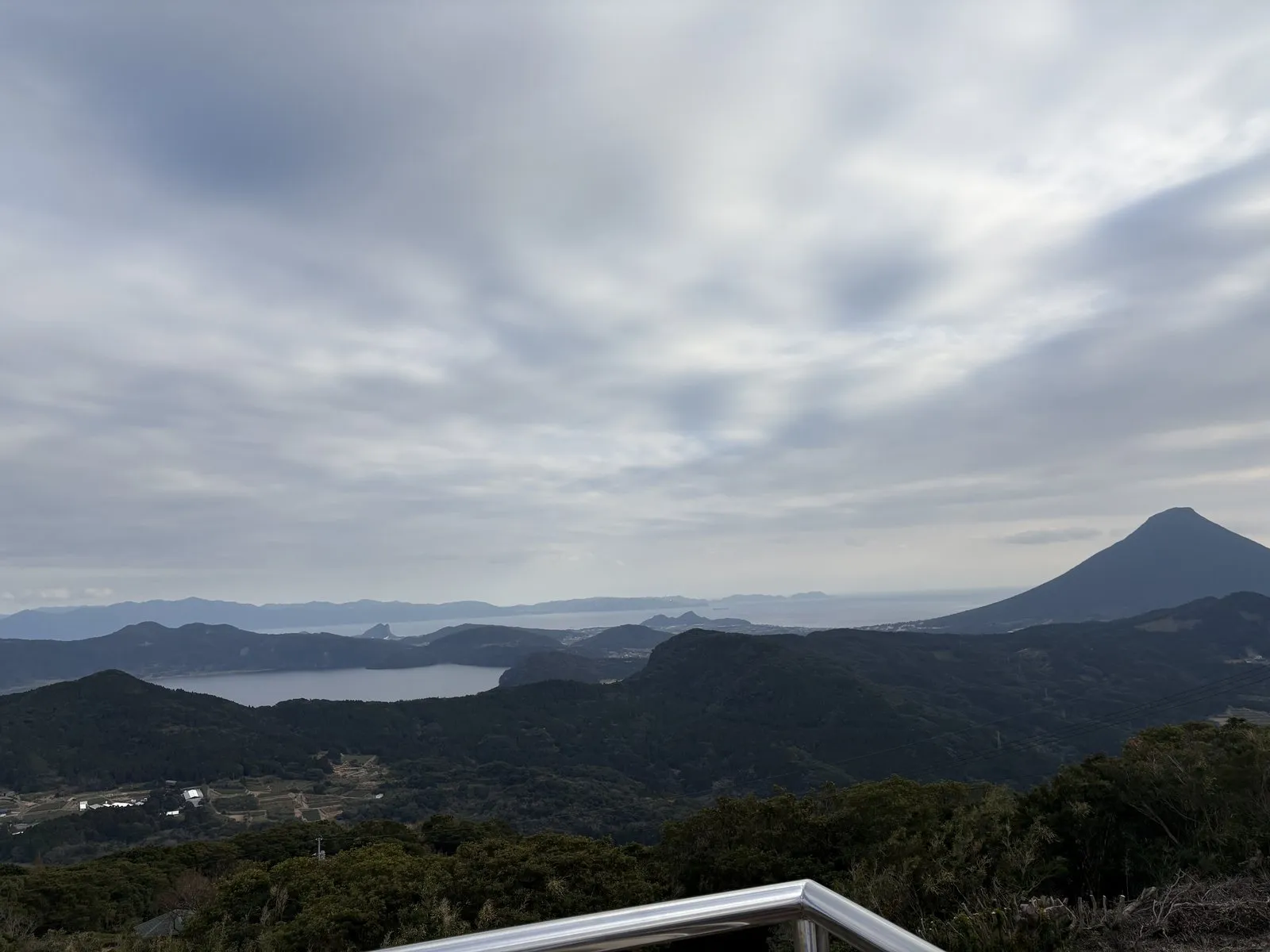 大野岳展望台から見た、左に丸い池田湖、右に円錐形の開聞岳