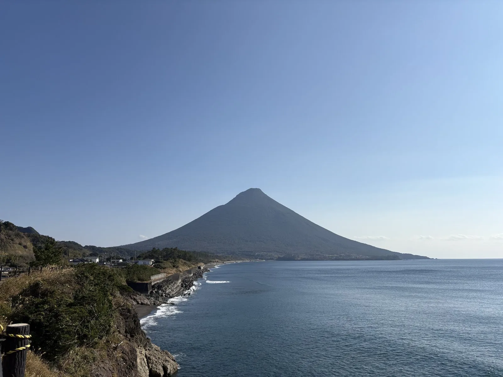瀬平公園から見た開聞岳と、手前で湾曲する海岸線
