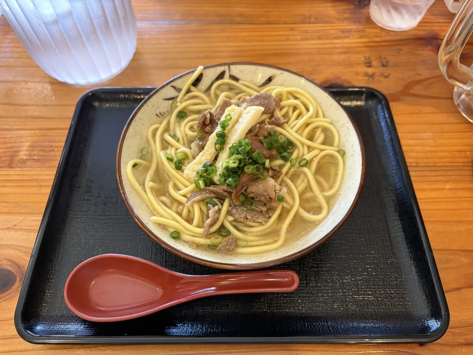 あらかわ食堂の八重山そば。太い丸麺に細切りの肉とかまぼこがのる