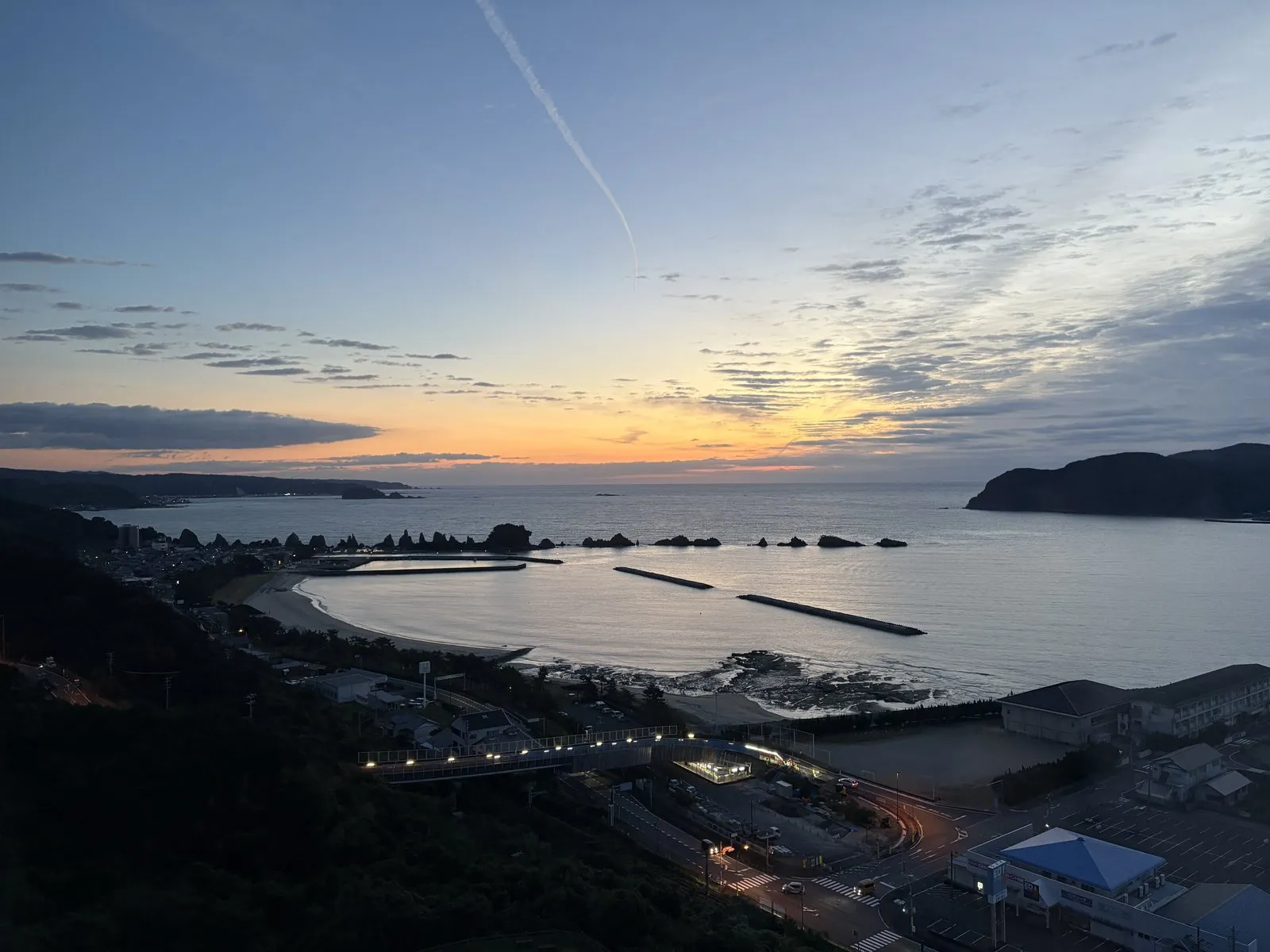 ホテルの部屋から見た夜明けの海と橋杭岩