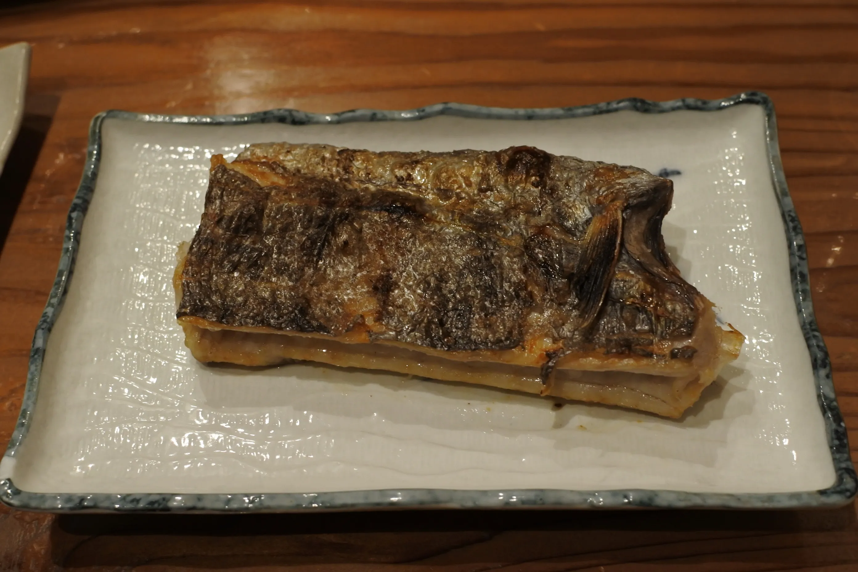 タチウオの焼き魚。ふっくらとした身と、素材の味が際立つシンプルな仕上げ