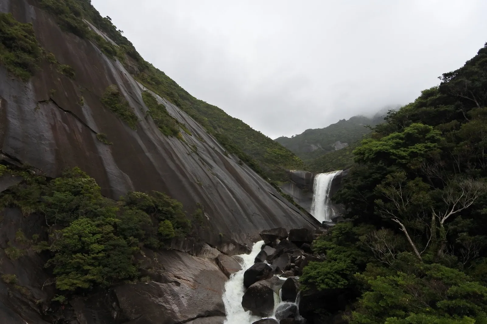 千尋の滝の巨大な花崗岩スラブ。一枚岩の岩肌が斜めに大きく広がる