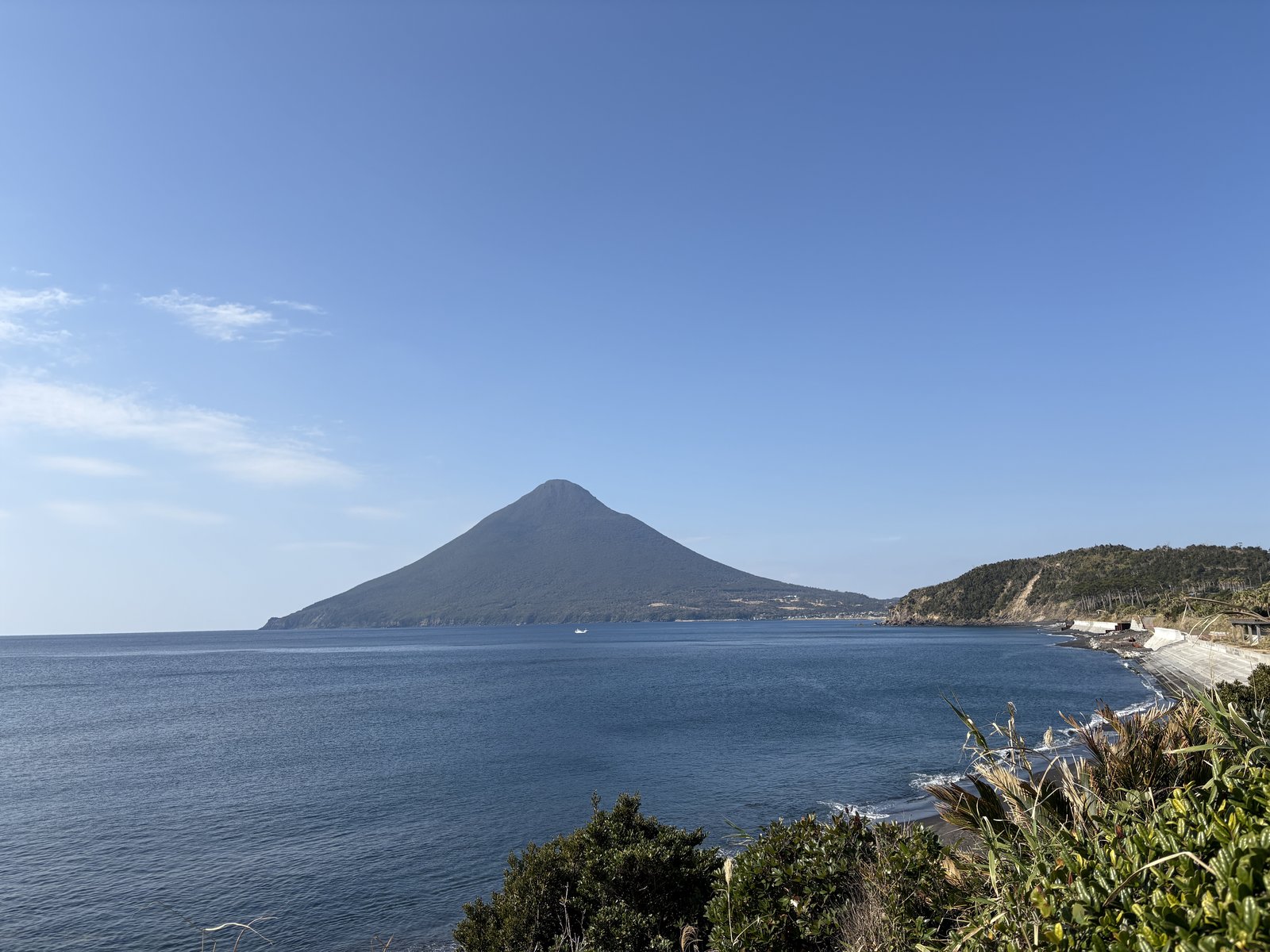 指宿の砂浜はなぜ熱いのか｜砂むし温泉と開聞岳、池田湖をめぐる火山の一日